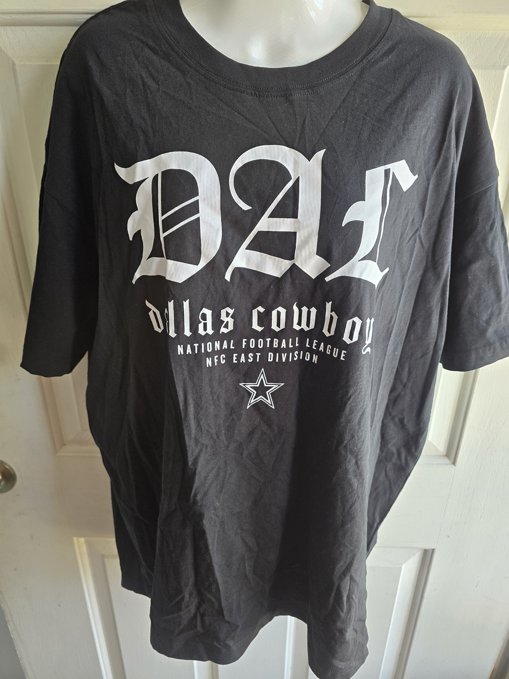 NFL Men’s Rare Black Dallas Cowboys Graphic T-Shirt